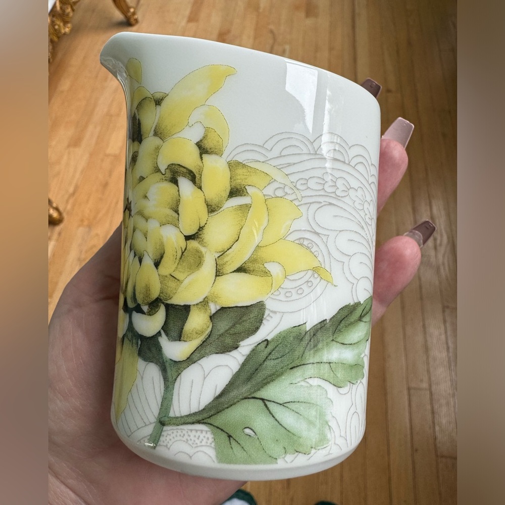 Cream dispenser porcelain